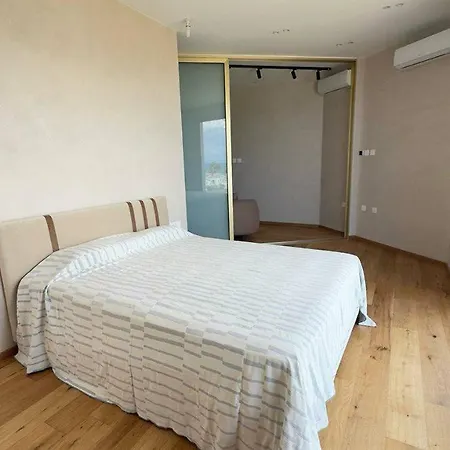 One Bedroom Retreat With Sea View Apartament